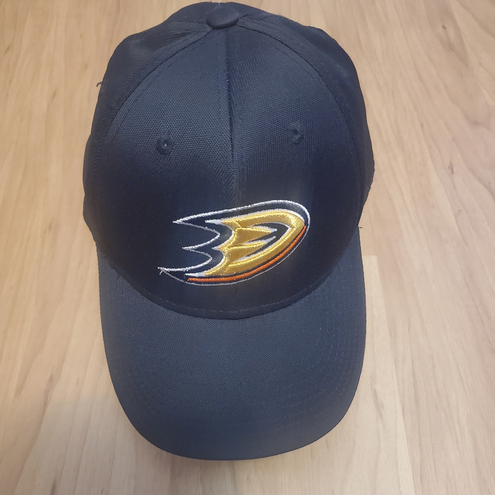 Anaheim Ducks Reebok Black trucker hat